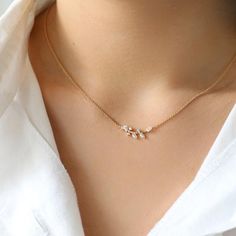 Sun Circle, Circle Ideas, Tas Lv, Pear Shaped Diamond Necklace, Jewelry Necklace Simple, Sun Jewelry, Feminine Necklace, Sun Necklace