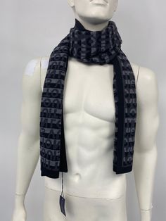 This anthracite colored Louis Vuitton wool scarf features an all over LV split signature print. Model: M70911 Size: 185 x 34 cm (L x W) Color: Anthracite / Gray-Black Material: 100% Wool Made in: Italy Condition: NEW with tags. Signature Print, Wool Scarf, Winter Scarf, Split, In Italy, Louis Vuitton, Italy, Wool, Tags