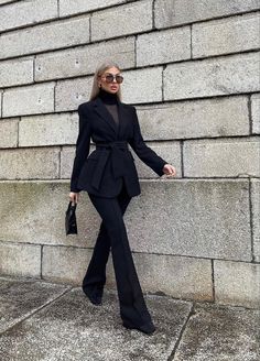 Elegant Black Suits For Women, Power Business Woman Style, Blazer Elegant Outfits, All Black Elegant Outfit Classy, Elegant Black Outfits For Women, Womens Suit Outfit Classy, Black Women Suits Fashion, Formal All Black Outfits For Women