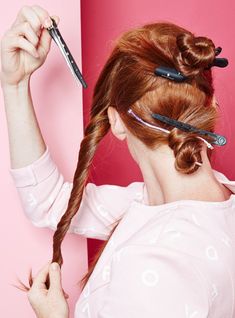 6 Weird-Looking Hair Tools Our Editors Swear By To Save Time+#refinery29 Easy Curling Techniques, Curling Techniques, Curling Hair, Curly Hair Problems, Curling Hair With Wand, Hair Diy, Curl Hair, Easy Hair Updos, Curling Wand