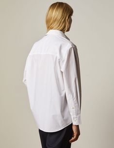 Crisp poplin shirt
 100% cotton
Oversized cut based on a men's shirt
 Shirt collar
 Beveled cuffs with button placket
 Rounded hem with shirttail and hem gussets
 Shoulder yoke with two flat pleats

 REF: 07FCHDELINAXCO1217
 Size: XS, S, M, L French Cuff Shirts, Custom Made Shirts, Shirt Embroidery, Plain Shirts, White Shirts, Poplin Shirt, Formal Shirts, Pink Shirt, Silk Shirt