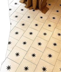 black and white stars are on the floor in this bathroom