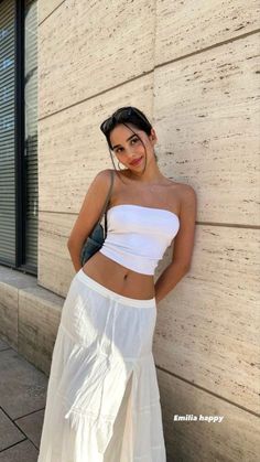 Outfit Ideas Tube Top, Long Skirt Poses, Cute Sets Outfits, Low Waist Long Skirt, Outfit Praia, Long Beach Skirt, A Line Skirt Outfits, Tube Top Outfits, Skirts Pleated