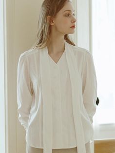 This is NONLOCAL’s blouse with a clean look. It offers various styling options such as wearing it long or tying it with a ribbon, making it a highly versatile item for coordinating outfits. Made with a blend of spandex, it is comfortable to wear and offers good mobility.- It's a great item for daily wear.- It can be paired with different styles of bottoms for versatile looks.- The detachable tie decoration detail is a focal point Classic Spring Blouse For Layering, Versatile White Blouse For Layering, Feminine White Blouse For Layering, White Tie Neck Blouse For Office, Elegant White Shirt For Layering, Classic Tie Neck Tops For Daywear, Elegant White Blouse For Layering, Classic Tie Neck Workwear Tops, Classic Spring Tie Neck Tops