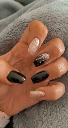 Nails For Xmas And New Years, Nails Black Christmas, New Year Nails Black, Black Christmas Nail Designs, Christmas And New Year Nails, Black And Gold Nail Art, Christmas Nails Black, Nails Black And Gold, Art Noel