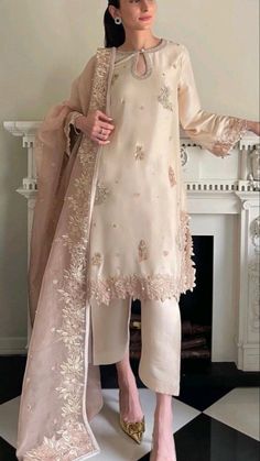 Dress For Eid 2024, Pakistani Kamiz Design, Pakistani Clothes Aesthetic, Desi Simple Outfits, Aesthetic Pakistani Suits, Suit Design Pakistani Style, Desi Clothes Pakistani Outfits, Indian Suits For Women Stylish, Indian Dresses Simple