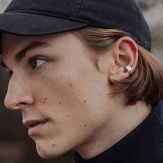 Dieser breite Earcuff ist geprägt von einer wellendurchfluteten Oberfläche, die ihm ein faszinierendes und einzigartiges Erscheinungsbild verleiht. Die kunstvoll gestaltete Struktur der Ohrklemme erzeugt einen dynamischen Effekt, der das Licht auf unterschiedliche Weisen reflektiert und somit einen zusätzlichen Glanz und Raffinesse hinzufügt. Mit seiner markanten und dennoch eleganten Ausstrahlung ist dieser Earcuff nicht nur ein modisches Accessoire, sondern auch ein Ausdruck von individuellem Ear Cuff Men, Ear Cuffs, Ear Cuff, Cuff