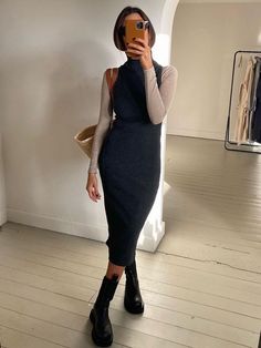 Ribbed Dress Outfit, Rainboots Outfit, Knitted Dress Outfit, Layering Outfits Fall, Rain Boot Outfit, Dress Layering, Sleeveless Knit Dress, Winter Dress Outfits, Ribbed Dress