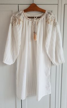 * Vintage women dress / tunic / blouse * Embroidered Women's Top * Hippie / Boho / Ethnic / Folk style * Off-white / Beige / Gray color Size label - XL Bust - / cm Length - / cm Sleeve - / cm You can also check other items from my shop: https://www.etsy.com/shop/FadoVintageShop Thank you for visiting my shop ! Bohemian Embroidered Peasant Top For Daywear, White Tunic Blouse For Festival, Bohemian Peasant Dress For Daywear, Bohemian Tunic For Daywear, Bohemian Peasant Top With Chikankari Embroidery, White Bohemian Peasant Top With Chikankari Embroidery, White Bohemian Peasant Top With Boho Collar, Bohemian Long Sleeve Peasant Top With Chikankari Embroidery, Bohemian Peasant Top With Back Tassel Tie-up