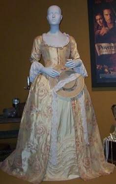 Pirates of the Caribbean: The Curse of the Black Pearl~ Elizabeth Swann~ The Dress She Wears At The End For Jacks Hanging Elizabeth Swan Dress, Elizabeth Swann Costume, Peach Gown, Caribbean Fashion