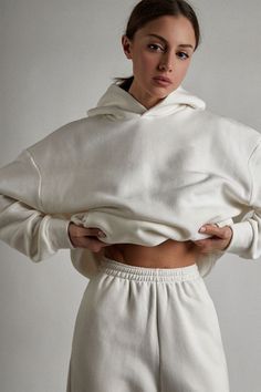 Women's white loungewear set with a long-sleeved hooded sweatshirt with hidden pockets, paired with high-waisted sweatpants. Sportswear Fashion Women, White Loungewear, High Waisted Sweatpants, White Sweatpants, Comfy Sweats, Loungewear Outfits, Hoodie Aesthetic, Sweat Set, Loungewear Women