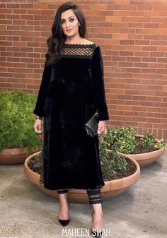 Black Velvet Kurti Design, Trending Crochet Patterns, Stylish Black Dress, Crochet Patterns Ideas, Sweater Designs, Boutique Designs, Neck Designs For Suits, Pakistani Fashion Party Wear