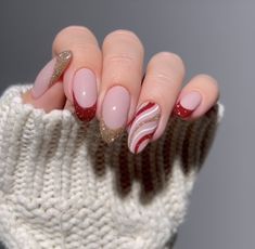 Elegant Christmas Nails, Christmas Hair Ideas, Simple Christmas Nails, Nails December, Gucci Nails, Nails Holiday, Holiday Nails Christmas, December Nails, Christmas Nails Easy