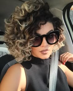 SNAP nathalie.barros no Instagram: “Sendo gótica suave com o óculos gatinho @alzzire  | Batom Marrom Café da YesCosmetics.” Colored Curly Hair, Trendy Hair Color, Penteado Cabelo Curto, Curly Hair With Bangs, Curly Bob Hairstyles, Ombre Hair Color, Curly Hair Cuts, Hair Photo, Winter Hairstyles