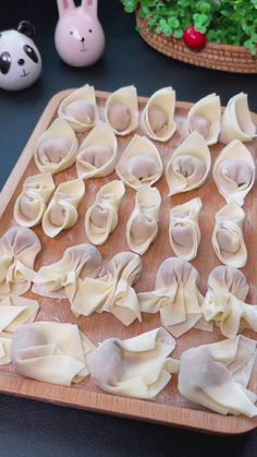 some dumplings are sitting on a cutting board