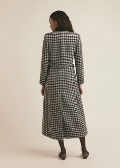 Inspired by tailored 60’s styling, The Posh Coat combines the easy elegance of that decade with a modern, slim fit. Cut in a large houndstooth for added texture and airiness, this midi length coat has front patch pockets, flat pockets and self-covered buttons. The coat is fully lined, and our favorite detail is the edge piping and shoulder pads for a defined structure.Length from center back: 49.25"55% Polyester, 30% Wool, 9% Acrylic, 4% Nylon, 2% Viscose Lameka is 5'9.5" wearing size XS. White Houndstooth, Covered Buttons, Black Coat, Shoulder Pads, Midi Length, Piping, Patch Pocket, Slim Fit, Texture