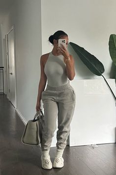 Cabin Trip Outfit Black Women, Minimalist Fits, Runners Outfit, Jogger Outfit, Looks Hip Hop, Cabin Vibes, Yeezy Outfit, Baddie Vibes, Airport Aesthetic