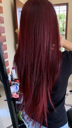 Deep Cherry Red Hair, Pelo Color Vino, Wine Hair Color, Red Hair Looks, Wine Red Hair, Red Hair Inspo, Wine Hair, Cherry Hair, Dark Red Hair