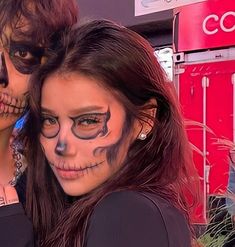 Makeup Halloween Pareja, Baddie Halloween Makeup, Pretty Skull Makeup, Couple Halloween Makeup, Halloween Costumes Baddie, Baddie Halloween Costumes, Skull Face Makeup