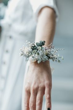 Light blue, ivory, soft pink and greenery tones. This comb contains ONLY PRESERVED MATERIALS: preserved eucalyptus, preserved hydrangea and other preserved materials and wire. Therefore, it should be handled with care. The most risky is the rose which may be changed on demand for an artificial. What are preserved plants and flowers? https://www.etsy.com/shop/LaviAccessories#faq You can combine it with other items from the ARIANA series: - buttonhole: https://etsy.me/2E0ixdk - bracelet: https://e Ivory Bouquet Wedding, Bride Floral, Boho Wedding Flowers, Artificial Leaf, Light Blue Flowers, Bridal Comb, Wedding Hair Flowers, Ivory Wedding, Floral Accessories