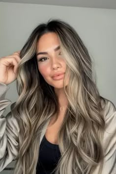 40+ Gorgeous Blonde Highlights Ideas To Try This Year - Flo's Blog Heavy Babylights, Low And Highlights For Brown Hair, Full Head Blonde Highlights On Dark Hair, Brown Highlights On Blonde Hair, Heavy Highlights On Dark Hair, Highlight Techniques, Chunky Blonde Highlights, Natural Blonde Highlights