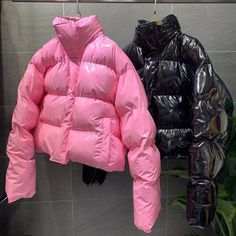 Bubble Jacket Outfit, Korean Fashion Chic, Winter Mode Outfits, Pink Puffer Jacket, Puffer Jacket Outfit, Gossip Girls, Bubble Coat, Loose Jacket, Shiny Jacket