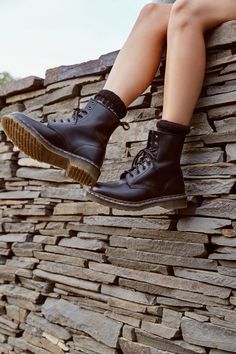 Doc Martens Women, Estilo Hippie, Fresh Sneakers, Shoes Photography, Shoes Photo, Poses References