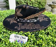 Jelly Roll, Save Me *Vegan Suede Custom Burned Hat Personalization is free (name, short quote, date, small butterfly, etc.) Adjustable to fit large heads down to children size.   All hats come with a band and feather.  Priority Shipping with $100 Insurance. Please allow 2-3 weeks for delivery. These are handmade and in high demand.  If you need it sooner, please message me and I will try to accommodate you. Black Hat Bands For Fall Festivals, Custom Black Brimmed Felt Hat, Custom Black Hat For Festival, Custom Black Felt Hat For Country Events, Country Style Black Felt Hat For Festivals, Black Country Style Fedora For Festivals, Custom Winter Fedora, Custom Black Hat One Size Fits Most, Burned Hats