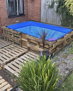 an above ground swimming pool made out of pallets