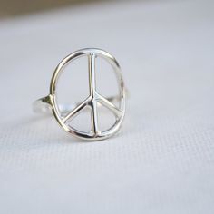 peace ring / silver peace sign ring / delicate ring / boho peace ring Peace Sign Ring, Peace Sign Jewelry, Peace Ring, Peace Sign Necklace, Feminine Jewelry, Sweet Ring, Peace Signs, Witch Jewelry, Dope Jewelry