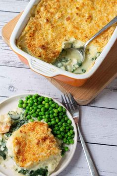 a casserole dish with green peas and mashed potatoes