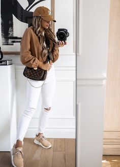 Jeans And Sneakers Outfit, Sneakers Outfit Summer, Look Legging, Beige Outfit, Instagram Outfits, Outfits With Hats, Sporty Outfits