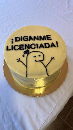 a cake that has been decorated with the words i digannne licencia