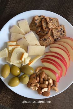 white plate with sliced cheeses, apples, nuts, green olives, and crackers Vegetarian Snack Plate, Charcuterie Plate For One, Healthy Snack Plate, Apple Plates, Snack Plate Ideas, Vegetarian Charcuterie, Healthy Charcuterie, Apple And Cheese, Port Salut