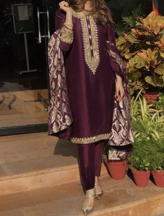 Shadi Dresses, Pakistani Formal Dresses, Gaun Fashion, Pakistani Wedding Outfits, Pakistani Dresses Casual, Pakistani Fashion Party Wear, Kurta Neck Design, Salwar Kamiz, Pakistani Bridal Dresses