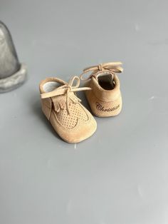 "-Handmade, organic, personalized baby shoes for your baby. -It is made with genuine calf leather. -The name and the date can be written on the moccasins. -If you want, we can write the birthday, birth hour, birth weight and height on the base of the shoes. Keepsake for life :) -Our moccasins are soft sole. It is ideal for toddlers and has special pads and lining inside. These help for learning to walk. -You can make your dream Pamoccs with 30 color options. Size 1 / 0-3 m / 9,5 cm / 3,7\"  Size Gift Booties With Rubber Sole And Round Toe, Gift Rubber Sole Round Toe Booties, Leather Moccasins With Soft Sole As Gift, Cute Non-slip Leather Booties, Cute Leather Non-slip Booties, Cute Leather Booties With Non-slip Details, Non-slip Brown Leather Moccasins, Brown Leather Non-slip Moccasins, Non-slip Leather Booties