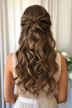 When it comes to your prom night, choosing the perfect hairstyle is just as important as finding the right dress. Your hair is your crowning glory, and it should complement your overall look and make you feel like a true prom queen. In this article, we’ll explore the top 10 trends in prom hairstyles, helping you find the style that will make you shine on your big night. Ball Gown Wedding Hairstyles, Matric Fairwell Hairstyles, Dinner Dance Hairstyles, Classy Prom Hair Down, Prom Hairstyles Long Brown Hair, Prom Inspiration Hair, Graduation Day Hairstyles, Women Hairstyles For Wedding, Wavy Hairstyles Prom