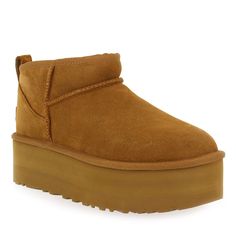 Livraison en 24H, demain à vos pieds ! Profitez de cette paire de Bottes W CLASSIC ULTRA MINI PLATFORM Taille : 40 Camel pour Femme. Chez JEF Chaussures, la livraison et le retour sont gratuits ! Platform Short Uggs, Ugg Ultra Mini Cuir, Ugg Ultra Mini Platform Mustard Seed, Classic Mini Platform Ugg, Brown Leather Slip-on Platform Slippers, Camel