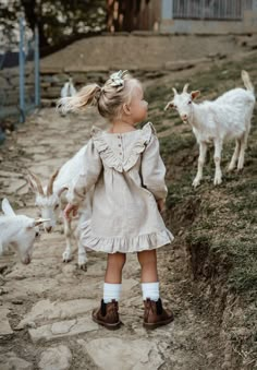 Farm Kids, Farm Clothes, Baby Inspiration, Family Picture Outfits, Kids Fashion Girl, Toddler Fashion