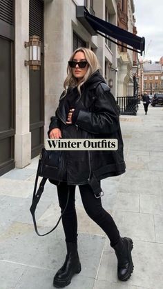 Celebrity Rainy Day Outfit, Cold Rain Day Outfit, Thick Winter Jackets, Outfits For Prague In Winter, Nee York Fall Outfits, Packable Jacket Woman Outfit, Rain Chic Outfit, Vienna December Outfit, Winter Outfits Tourist