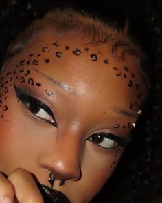 xx_lapinkb4rbie Halloween Inspo Black Women, Cat Makeup Black Women, Horrible Makeup Looks, Black Halloween Face Makeup, Black Panther Makeup Halloween, Black Cat Costume Makeup, Black Halloween Makeup Looks, Easy Leopard Makeup