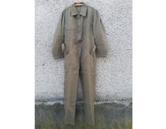 "Absolutely fantastic unused vintage Swiss army light brown-green coverall jumpsuit. Good military uniform of high quality materials and in excellent condition. Suitable for both fashionable upgrades or for work wear). MOD. DEP Please see detailed measurements below to ensure the desired fit. If you have any questions regarding the size or state of a particular combination, please contact. CONDITION: NEW unused condition, detail in the photo. MEASUREMENTS: Size 50 Shoulders: 49cm (19.3\") Arm Le Khaki Utility Overalls For Workwear, Khaki Cotton Utility Overalls, Khaki Utility Overall Jumpsuits And Rompers, Military Style Khaki Jumpsuit, Military Style Green Overalls With Pockets, Military Green Overalls With Pockets, Vintage Green Cotton Jumpsuits And Rompers, Khaki Military Style Long Sleeve Jumpsuits, Military Style Long Sleeve Khaki Jumpsuit