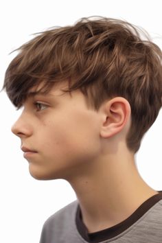 The angular fringe is an up-to-date and fashionable haircut that brings a twist to your appearance. With a mid fade on the sides, it emphasizes the fringe making it the focal point of attention. Click here to check out more trendiest boys haircuts for school. Hair Cuts For Teen Boys Short, Boy’s Short Haircut, Boys Floppy Haircut, Long Boy Hair Cuts Straight Hair, Boys Textured Fringe Haircut, Boys Hair Long Top Short Sides, Longish Boys Haircut, Short Boy Hair Cut For Boys, Boy Fringe Haircut