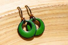 These cute hunter green dangle earrings are perfect to add a pop of color without taking over as the focus of your outfit. Theyre only 1/2 inch across, great for when you want a low-key but not boring accessory - an excellent accompaniment to virtually any casual outfit. Theyre a great shade of Green Beaded Bracelets, Easy Fashion, Casual Earrings, Celtic Style, Retro Earring, Christmas Green, Wire Wrapped Bracelet, Enameled Copper, Mismatched Earrings