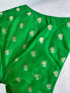 Blouse size 36-40 Festive Silk Embroidered Top With Traditional Drape, Unstitched Tops With Traditional Drape For Festive Occasions, Green Traditional Drape Blouse For Party, Elegant Festive Dress With Padded Blouse, Festive Celebration Padded Blouse Top, Elegant Cotton Silk Tops For Festivals, Elegant Green Top With Resham Embroidery, Green Resham Embroidered Blouse Piece, Elegant Fitted Shirt With Resham Embroidery