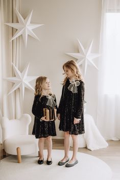 ✨ Introducing our enchanting "Starlight Twirl" dress – a perfect blend of elegance and whimsy for your little princess! ✨ This exquisite girls' dress, crafted with the utmost care, fits true to size to ensure the perfect fit for your little one. Adorned with dazzling sequin details, it adds a touch of sparkle to every twirl, making it ideal for special occasions. 💖 The sparkling swing silhouette of the dress is designed to make your little one feel like a true princess. The charming tulle bow o New Years Eve Toddler, Holiday Glam Outfits, Sequin Black Dress, Kids New Years Eve, Dress With A Bow, Concert Dresses, Xmas Outfits, Tulle Bow, Kids Party Dresses