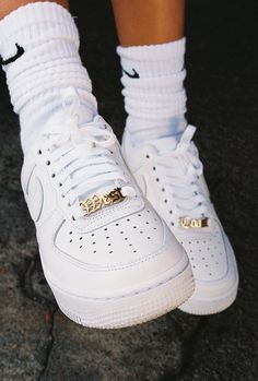 Pretty Sneakers, Steel Shoes, White Nike Shoes, Nike Shoes Girls, Jordan Shoes Girls, Jordan Shoes Retro, All Nike Shoes, Personalized Shoes, Cute Nike Shoes