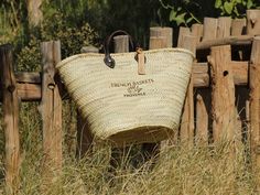 Strohtasche mit heißgestempelten französischen Körben Provence Logo - Handgefertigte Strohtasche Erleben Sie die zeitlose Eleganz der Provence mit unserer handgefertigten Strohtasche mit dem exklusiven, aus der Provence stammenden Hot-Stamped Frenchkorbs-Logo. Dieser handwerkliche französische Korb ist handgewebt aus umweltfreundlichem Naturstroh und verbindet Stil und Nachhaltigkeit. Das geräumige Design und die langlebigen Ledergriffe machen ihn perfekt für Strandausflüge, Markteinkäufe oder d French Market Basket, French Baskets, Market Basket, French Market, Market Baskets, Straw Bags, Market Shopping, Brigitte Bardot, Leather Handle