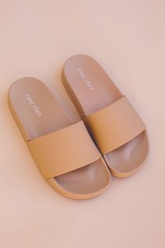 Summer is here and so is our new Tommy slide! Now available in sandstone, the perfect shade of sand for all your summer activities. - Rubber monochromatic pool slide Sandstone Beige, Monochromatic Colors, Monochromatic Style, Cute Slides, Slide Shoes, Phone Items, Pool Slide, Teen Shopping, Summer Slide