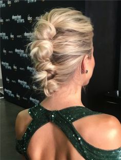 Pra inspirar: os penteados de Julianne Hough Prom Hair Updos, Celebrity Updos, Julianne Hough, Lucy Hale, Vintage Hairstyles, Hair Dos, Bridesmaid Hair, Prom Hair